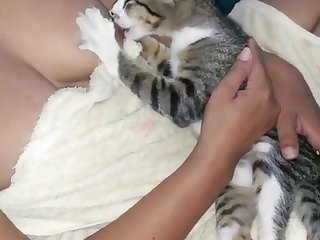 كان يض بها بلا هوادة ومثل اليوم السابق